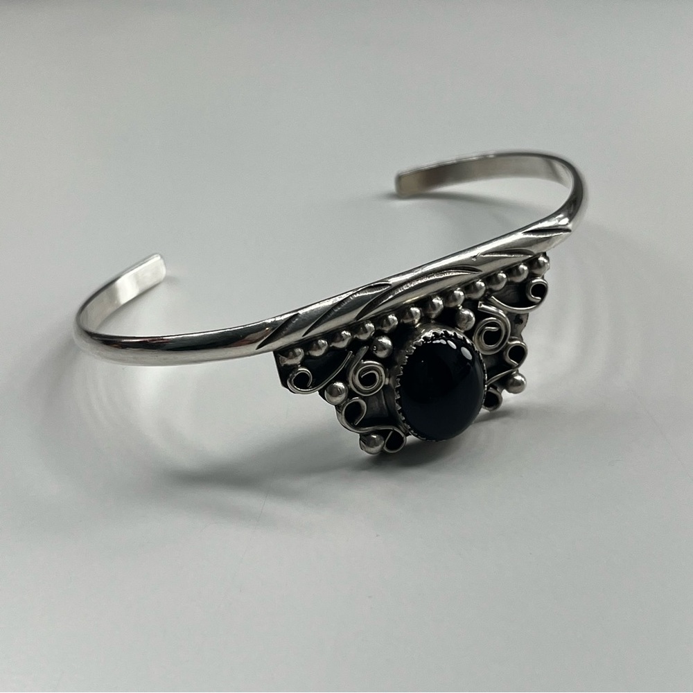 Vintage Native Navajo Sterling Silver‎ Delicate Black Onyx Cuff Bracelet